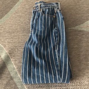 striped mom jeans super cute!